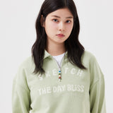 WOMEN'S LETTERING ARTWORK SEMI-OVER FIT COLLAR HALF-ZIP-UP