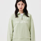 WOMEN'S LETTERING ARTWORK SEMI-OVER FIT COLLAR HALF-ZIP-UP